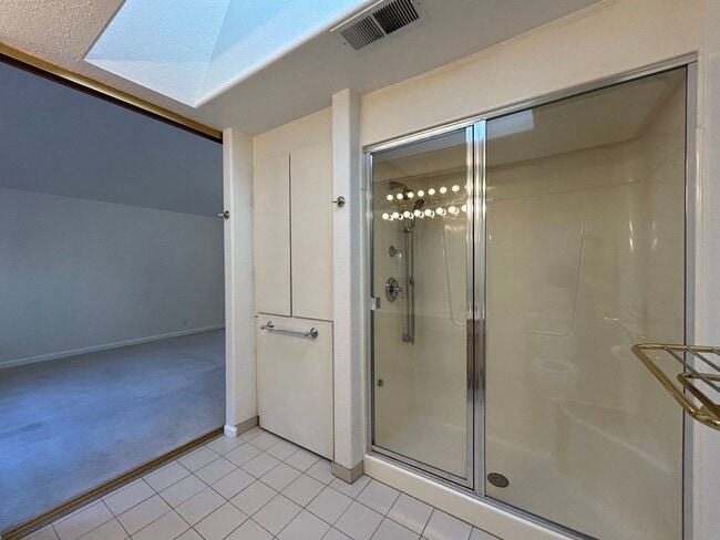 Building Photo - 2 Bed, 2.5 Bath Walnut Creek Home – Peacef...