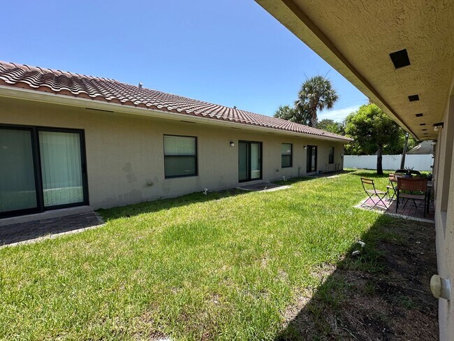 Building Photo - 1045 Villas LLC (1035 NE 10th Ave)