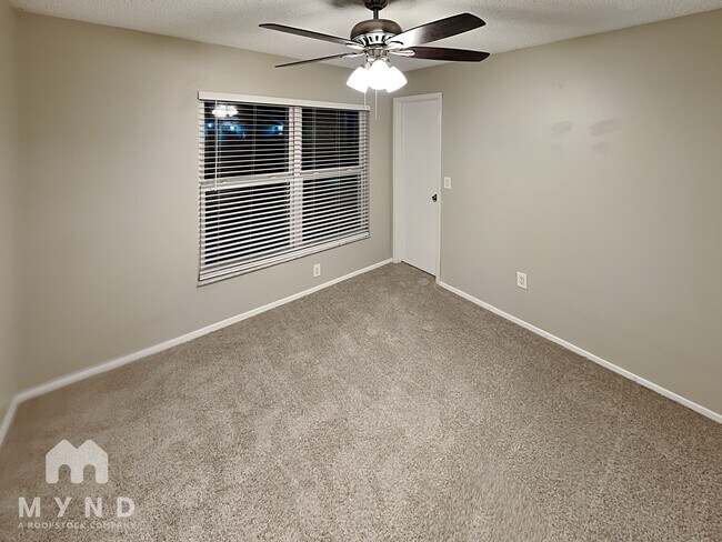 Building Photo - 2030 Shadow Pine Dr