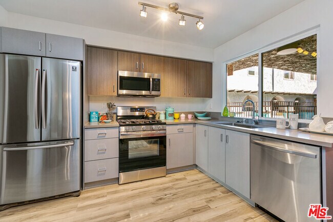 Building Photo - 6640 Woodley Ave
