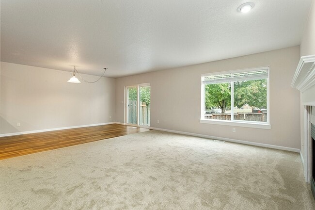 Building Photo - 4 bedrooms 2.5 bath, fenced backyard, AC, ...