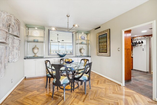 Building Photo - 2701 Westheimer Rd