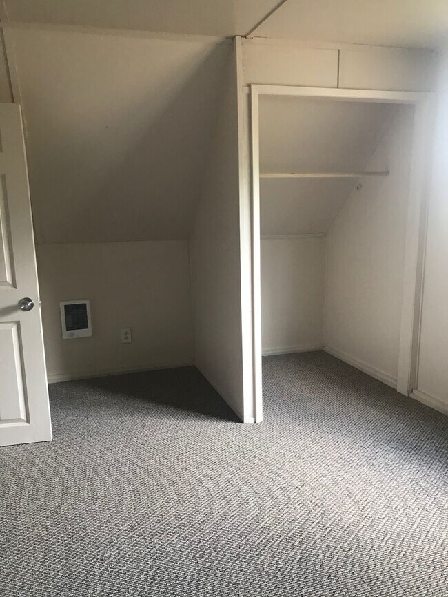 Building Photo - Country Living