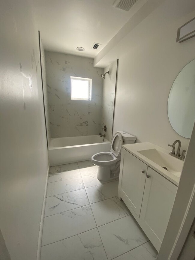 Building Photo - Large house with ample parking, located in Victoria Park, close to US 1 and Broward Blvd.