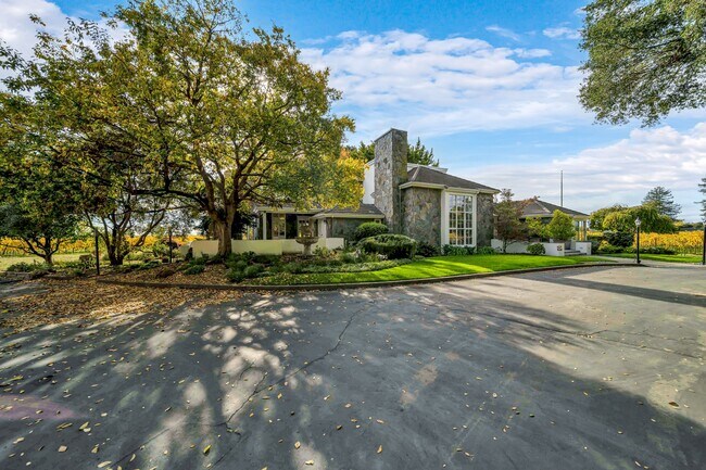 Building Photo - 1041 Las Amigas Rd