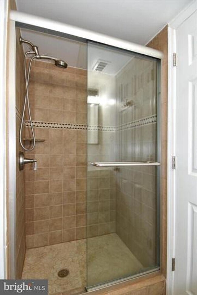 Building Photo - Set within the sought after community of Runnymeade, this beautifully maintained townhome offers ...