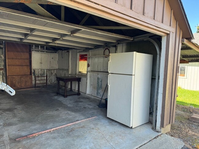 Building Photo - 2 Story home close to downtown