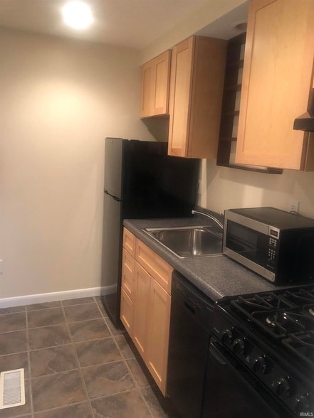 Building Photo - 423 S Fess Ave