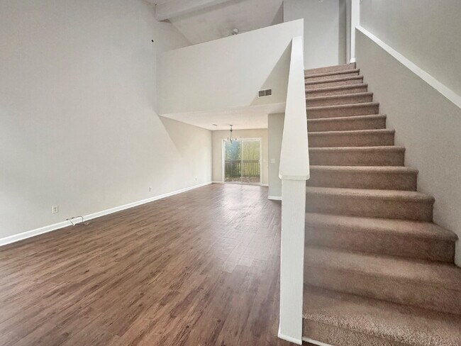 Building Photo - Duplex Available Immediately in North Hall