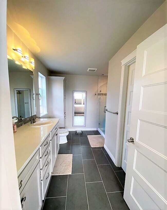 Building Photo - 4318 Blackstone Wy