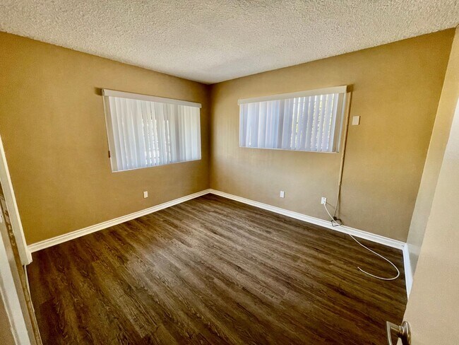 Building Photo - Remodeled 2 Bedroom 1 Bath