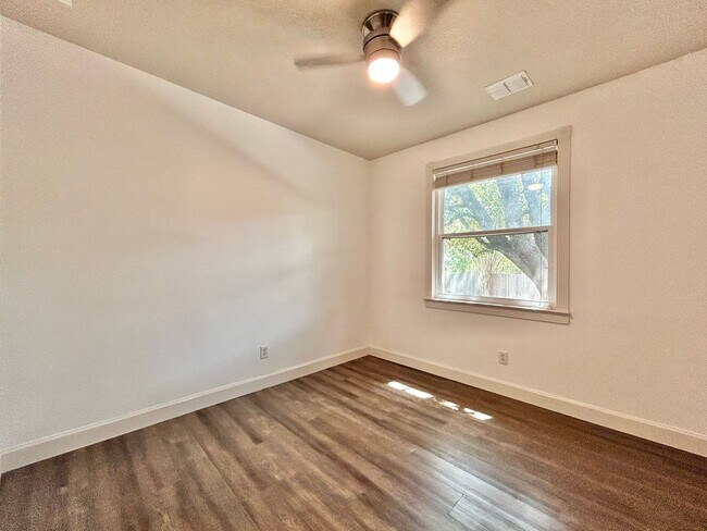 Building Photo - 4 Bed / 2 Bath Spacious One-Level Home with Large Backyard