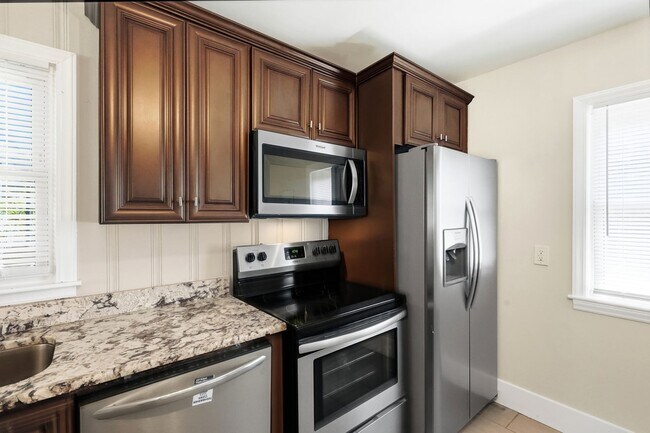 Building Photo - Move-in Ready 3 Bedroom Ranch Home in Eastway Park