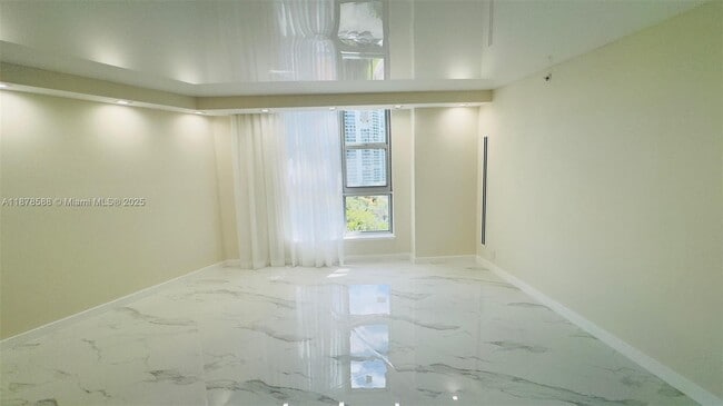 Building Photo - 3500 Mystic Pointe Dr