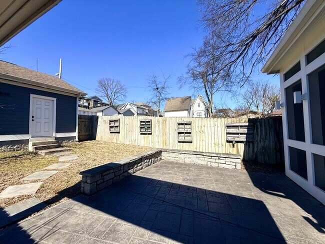 Building Photo - WALK TO 8TH AVE AND 12 SOUTH!  Beautiful 3/2.5 home with garage on 10th Ave S