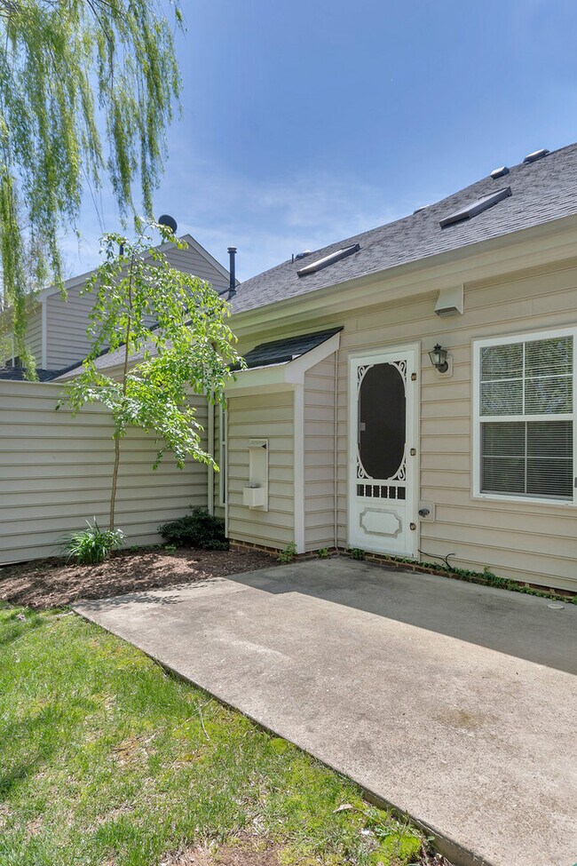 Building Photo - 1482 Ashland Dr