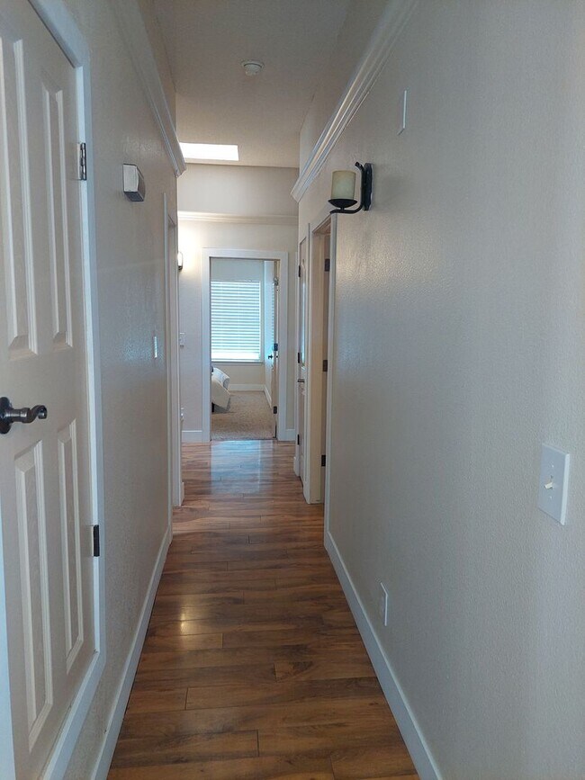 Building Photo - 4 BEDROOM 2 BATHROOM HOME 3 CAR GARAGE HOM...