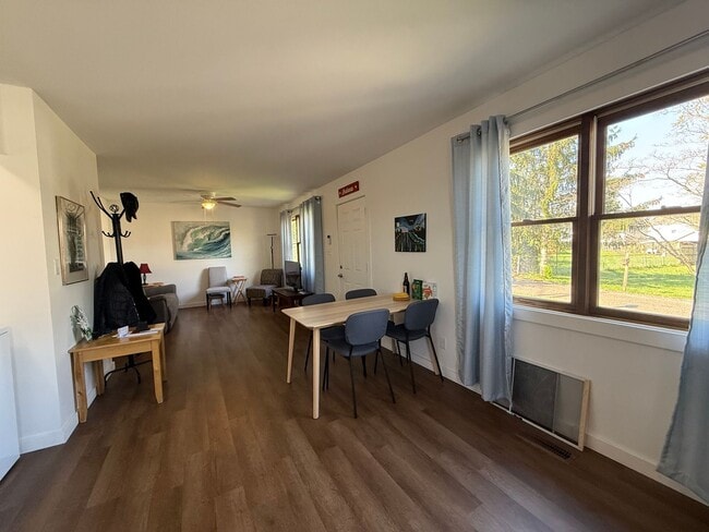 Building Photo - 2 BDRM, 10 MONTH LEASE AVAIL AUGUST-MAY (2...