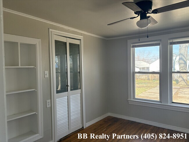 Building Photo - 2011 E 12th Pl