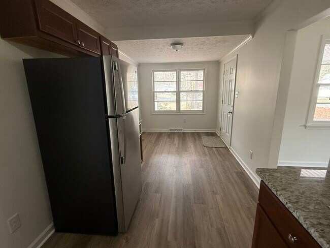 Building Photo - 671 E Forest St