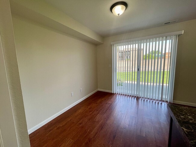 Building Photo - $500 off First Month's Rent- Updated N. Richland Townhome, Short Walk to the River!