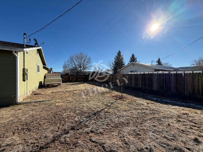 Building Photo - 844 Tori Cir