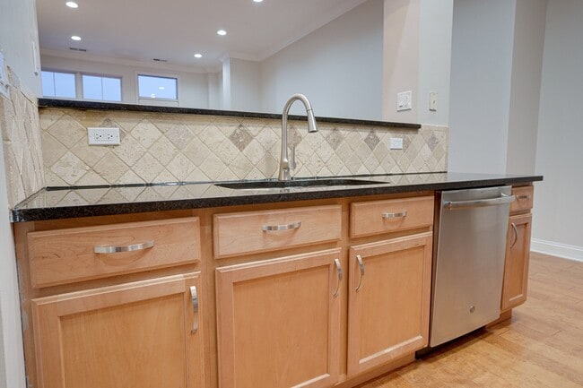 Building Photo - 1781 Tudor Ln