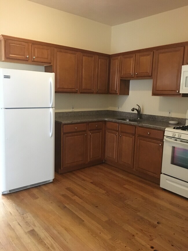 Building Photo - 423 Pawtucket St