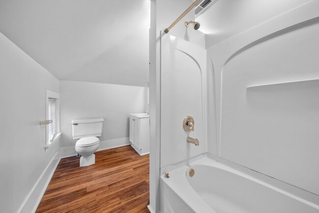 Building Photo - 1033 Helen St NE