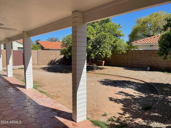 Building Photo - 839 E Meadow Ln