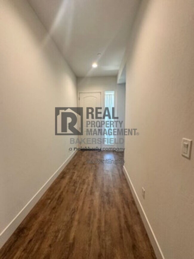 Building Photo - 823 Brookline Ln