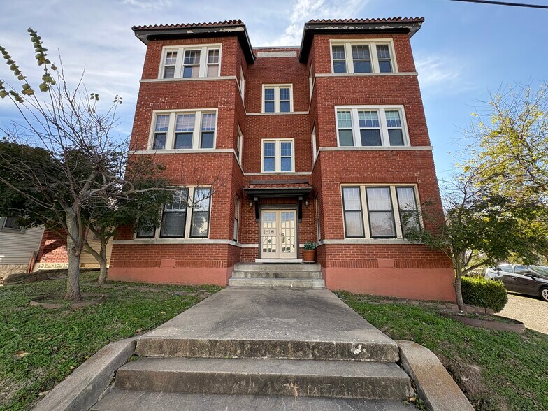 Building Photo - 134 E 18th St