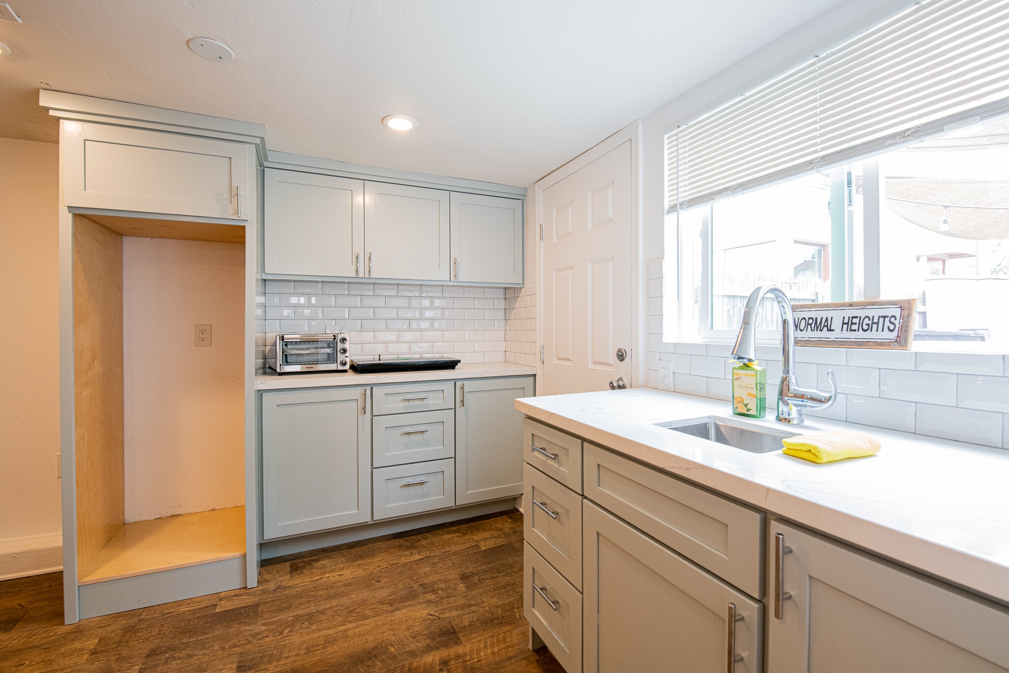 Building Photo - 4770 Bancroft St Studio B