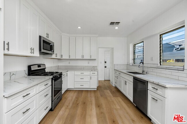 Building Photo - 9654 W Olympic Blvd