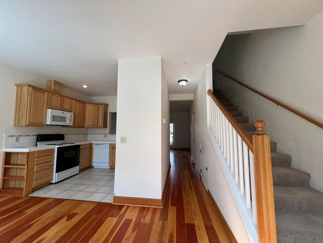 Building Photo - Bright and charming two bedroom townhome i...