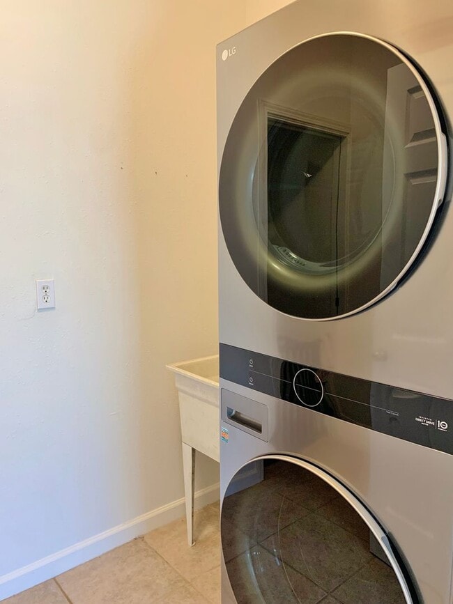 Building Photo - Charming 3 Bedroom Home in Hollister