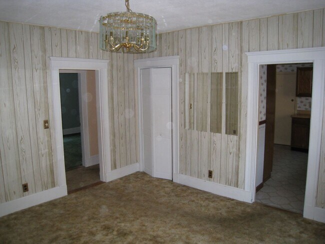 Building Photo - No Brokers Fee, In-Unit Washer and Dryer, Parking Included