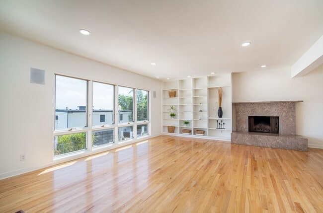 Building Photo - Beautiful 4-bedroom, 4 bath unit in the desirable Los Feliz