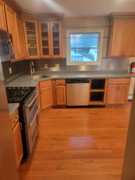 Building Photo - 208 Harding Ave
