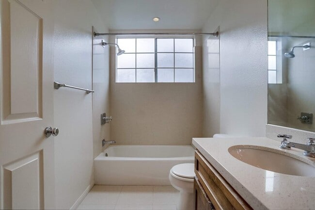 Building Photo - 852 N Poinsettia Pl