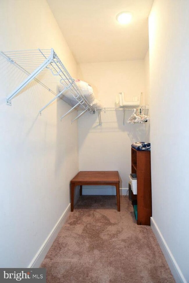 Building Photo - 4-Level Furnished townhome!