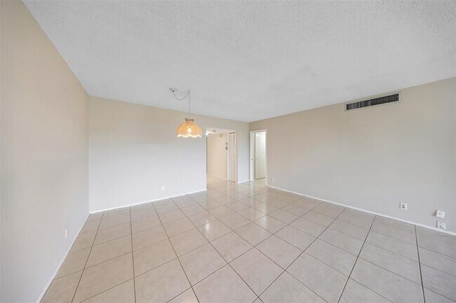 Building Photo - 2601 S Palm Aire Dr