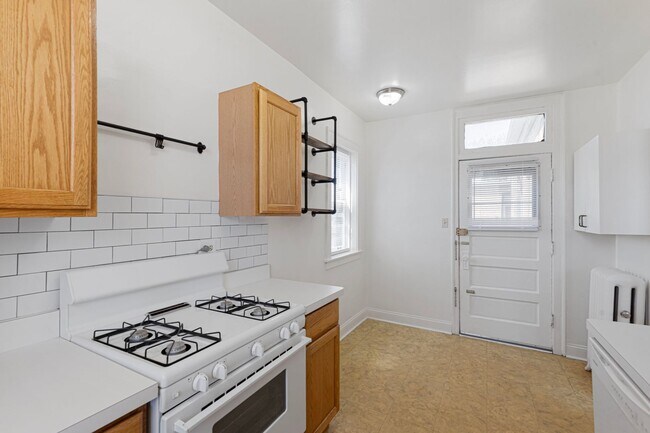 Building Photo - Spacious Lincoln Square