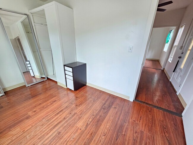 Building Photo - 2 Bed / 1 Bath Apartment with 1 Parking. Shared Laundry