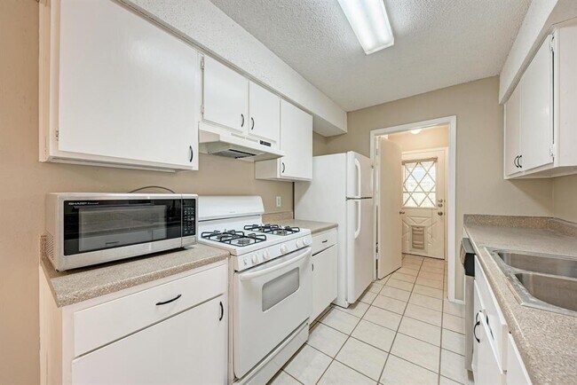 Building Photo - 12408 Deer Falls Dr