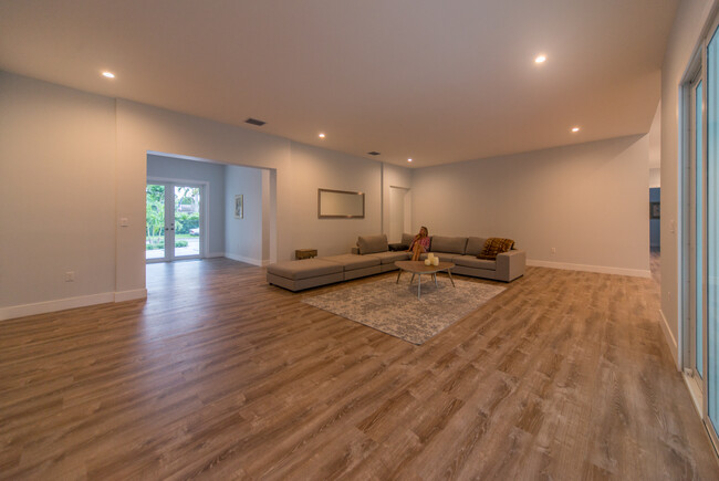 Building Photo - 4405 SW 64th Ct