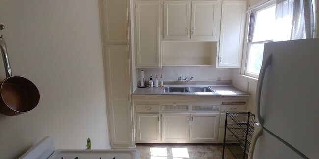 Building Photo - 424 E Freeland St