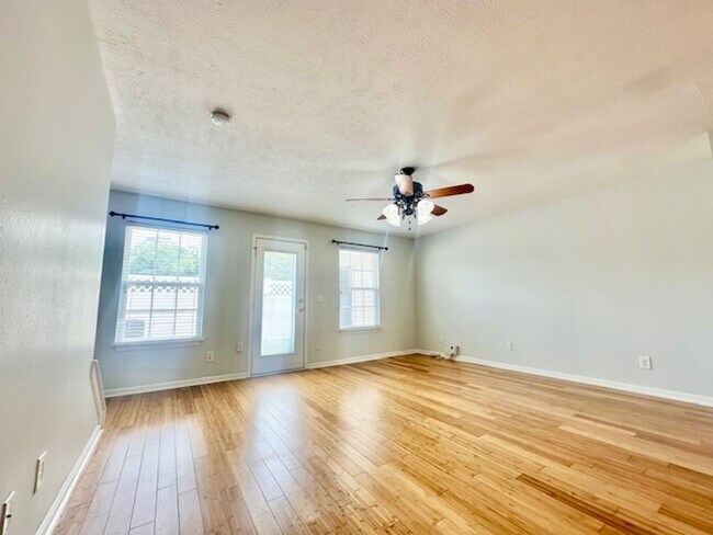 Building Photo - Welcome Home! Rare 3 Bedroom 2.5 Bath Town...