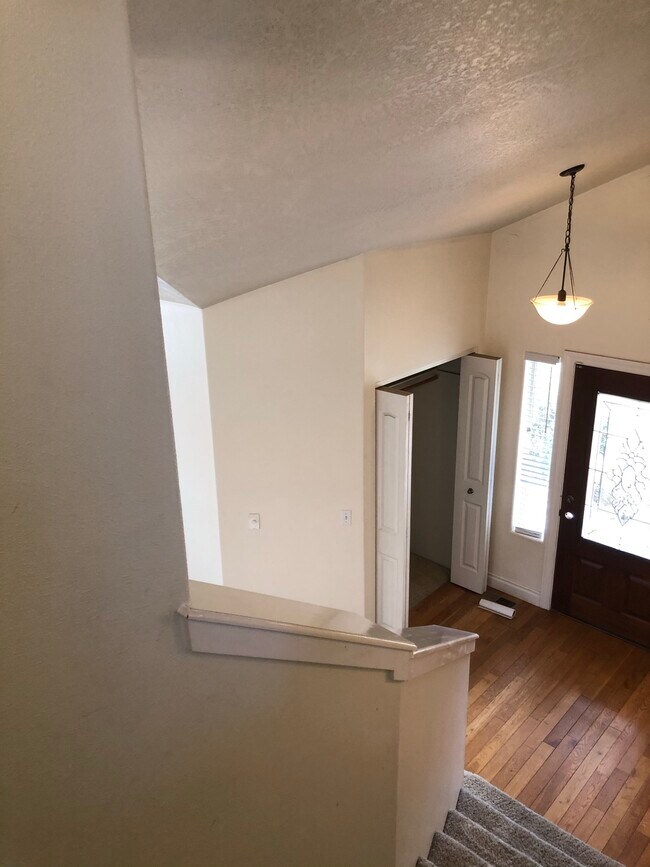 Building Photo - 813 Solano Cir