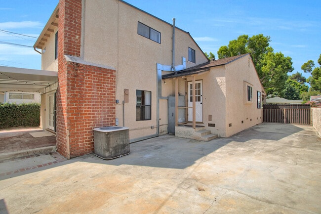 Building Photo - 746 N Catalina St